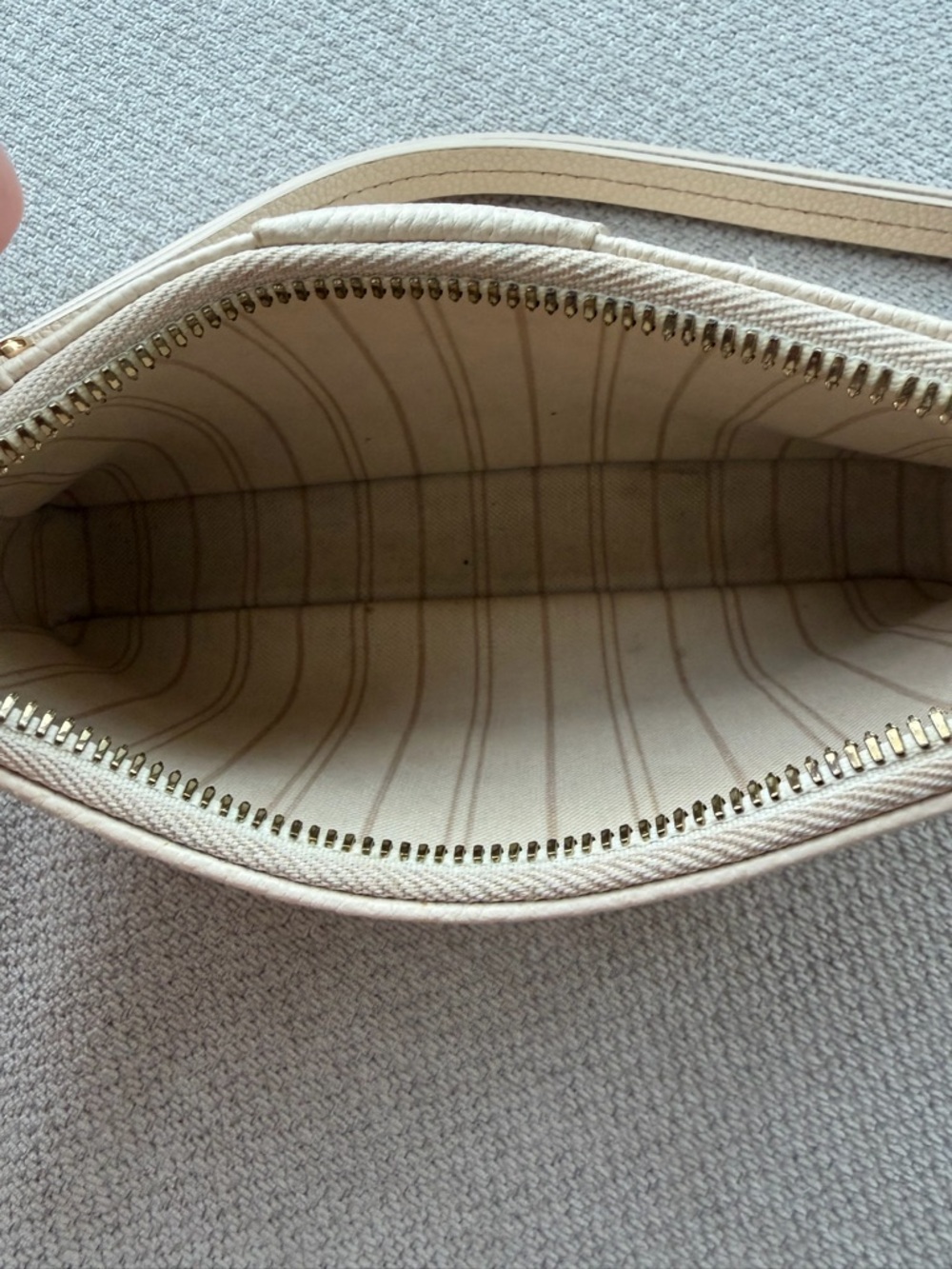 Louis Vuitton Easy Pouch On Strap - Cream - Picture 7 of 11
